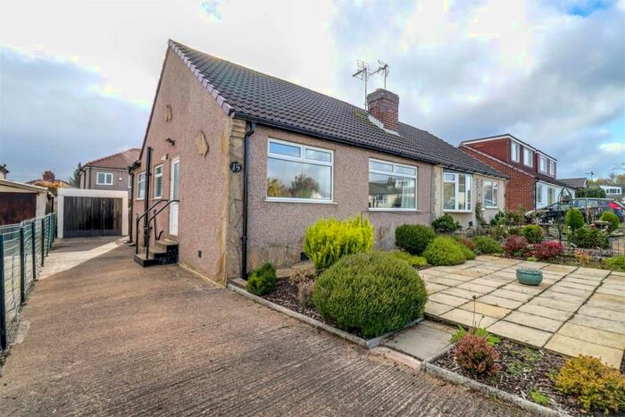 2 Bedroom Property To Rent In Westfield Mount, Yeadon, Leeds, LS19