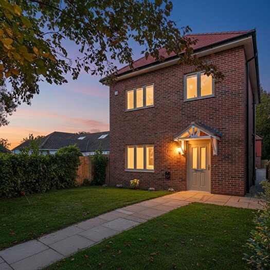 4 Bedroom Detached House For Sale In Weatherhill Road, RH6