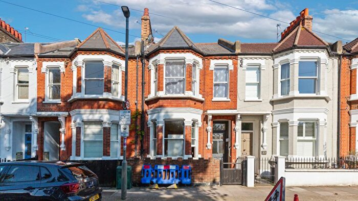 2 Bedroom Flat For Sale In Meteor Street, London, SW11