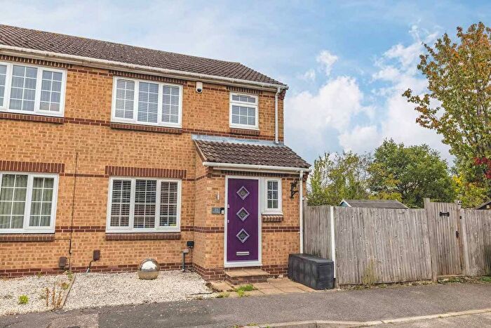 3 Bedroom Terraced House For Sale In Oak End Drive, Iver, SL0