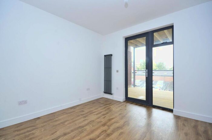 2 Bedroom Flat To Rent In Ballards Lane, North Finchley, London, N12
