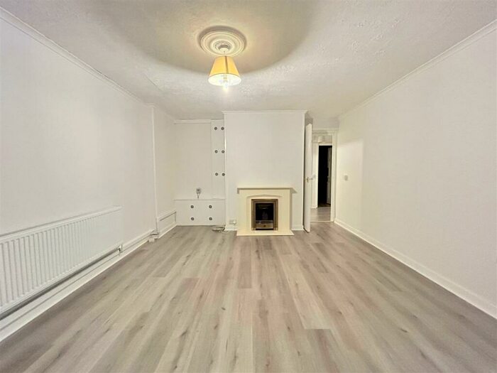 2 Bedroom Flat To Rent In Barn Mead, Harlow, CM18