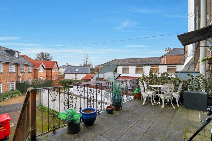 1 Bedroom Flat For Sale In Bridge Road, East Molesey, KT8