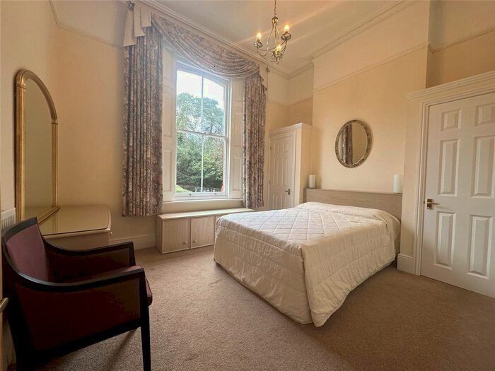 2 Bedroom Flat To Rent In Boundary Road, Farnborough, Hampshire, GU14