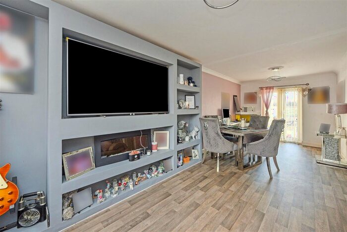 3 Bedroom Terraced House For Sale In Flexford Gardens, Havant, PO9