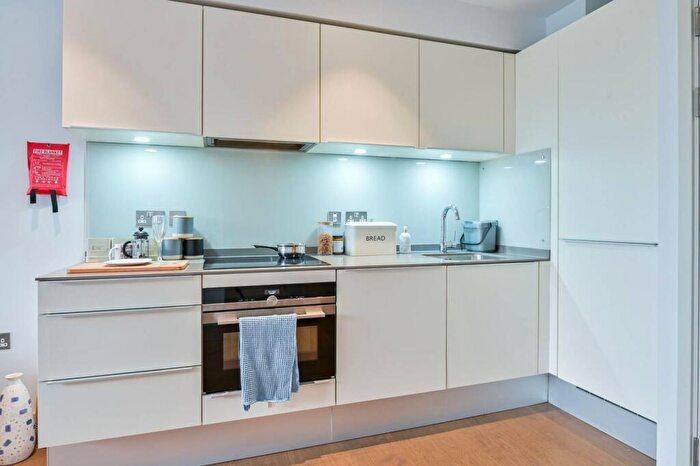 1 Bedroom Flat To Rent In Elephant Road, Elephant And Castle, London, SE17