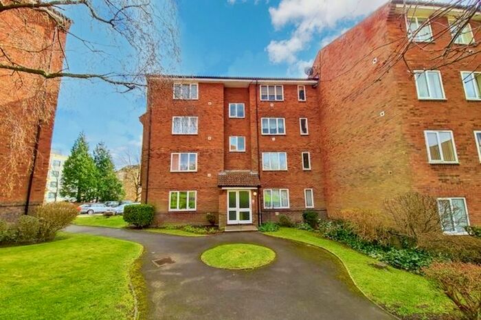 1 Bedroom Flat To Rent In St. Leonards Park, East Grinstead, RH19