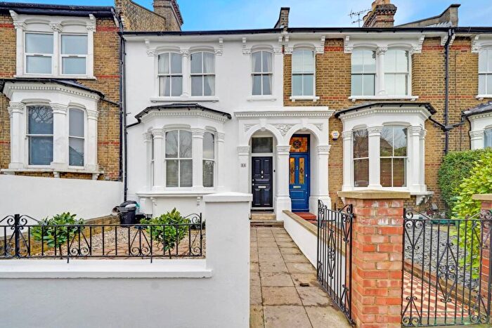 3 Bedroom House For Sale In Ashmount Road, Whitehall Park, N19