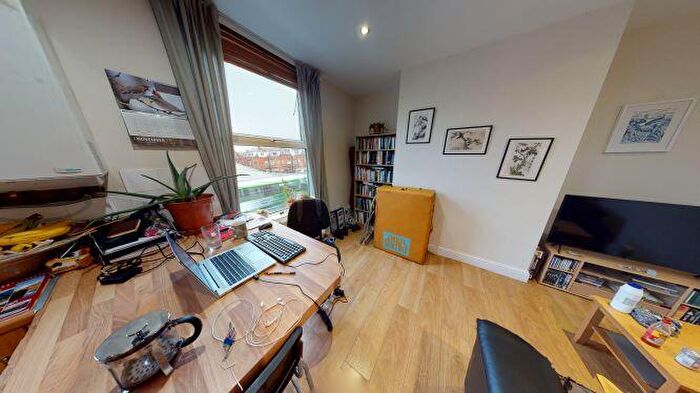 1 Bedroom Flat To Rent In Queens Road, Hyde Park, Leeds, LS6
