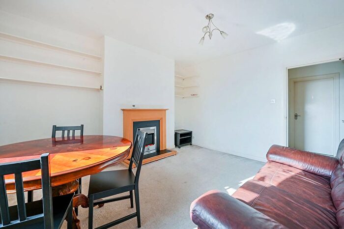 2 Bedroom Flat To Rent In Netherwood Road, Brook Green, London, W14