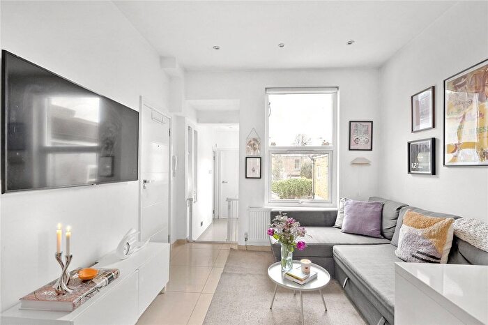 3 Bedroom Flat For Sale In Markhouse Road, Walthamstow, London, E17