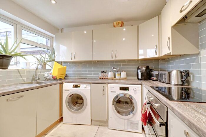 3 Bedroom Terraced House For Sale In Manor Close, Aveley, South Ockendon, RM15