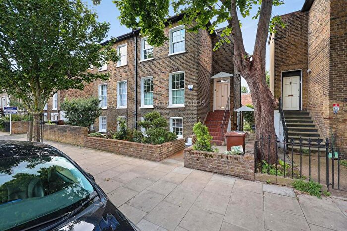 4 Bedroom Semi-Detached House To Rent In Buckingham Road, De Beauvoir, N1
