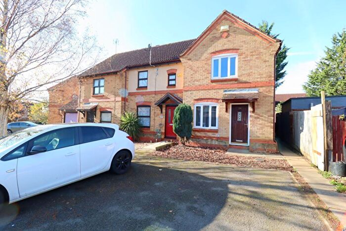 2 Bedroom End Of Terrace House To Rent In Gleneagles Drive, Bushmead, Luton, LU2