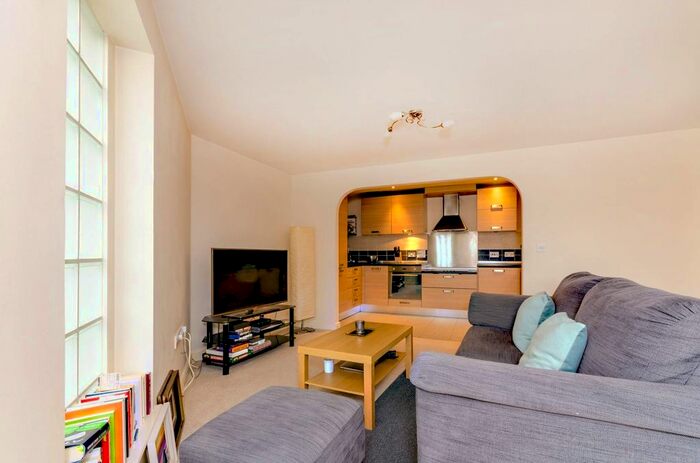 2 Bedroom Flat To Rent In Goldsworth Road, Woking, GU21
