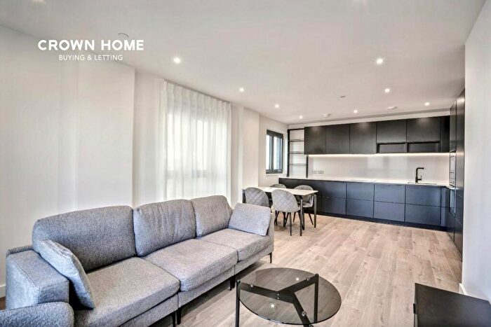 2 Bedroom Apartment To Rent In Darter Apartments, Woodberry Down, N4