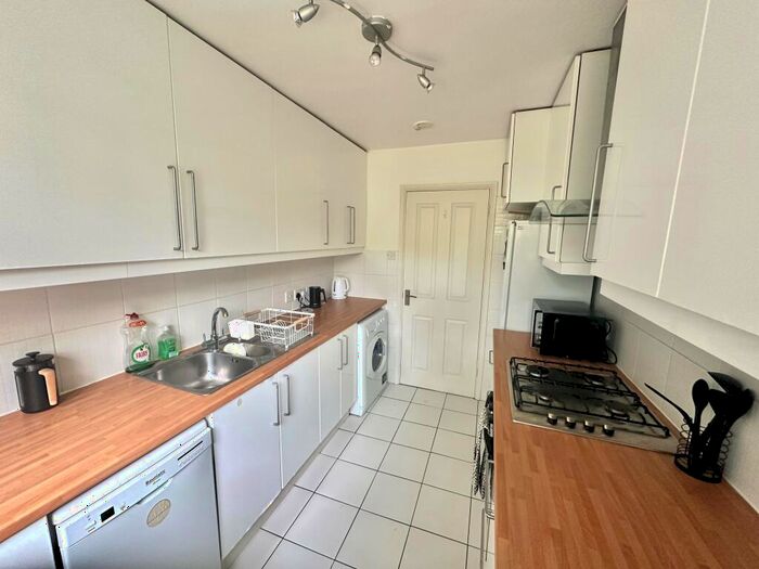 2 Bedroom Apartment To Rent In Vivian Court, Beckenham, BR3