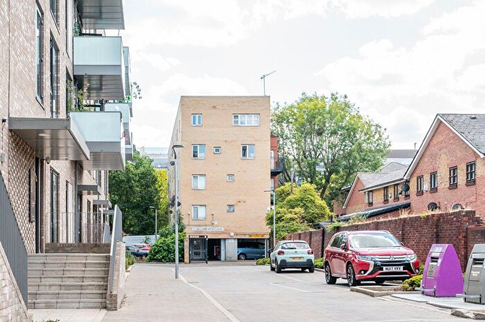 3 Bedroom Maisonette For Sale In Wharf View Court, Tower Hamlets, London, E14