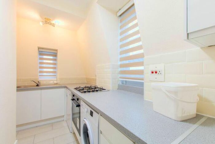 3 Bedroom Flat To Rent In Grand Parade, Harringay, London, N4