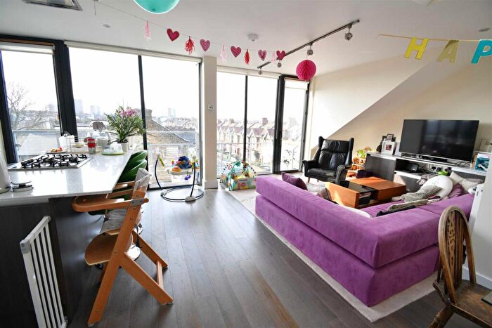 2 Bedroom Flat To Rent In Durham Road, East Finchley, N2