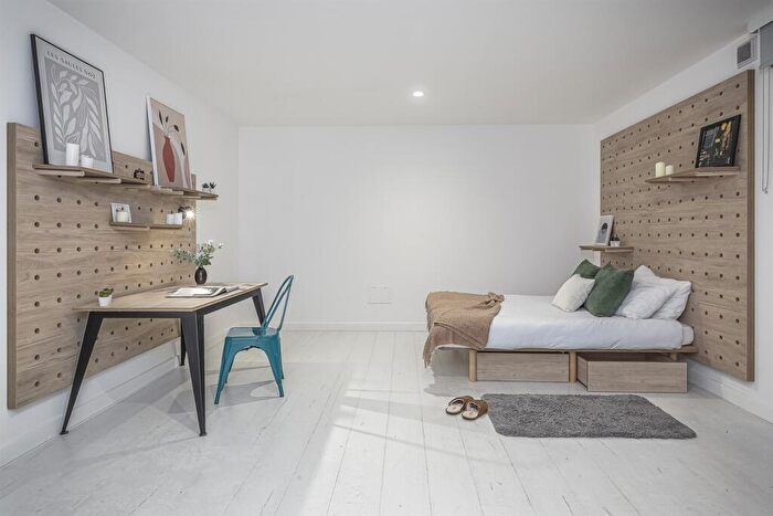 Apartment To Rent In Node Limhouse, E14