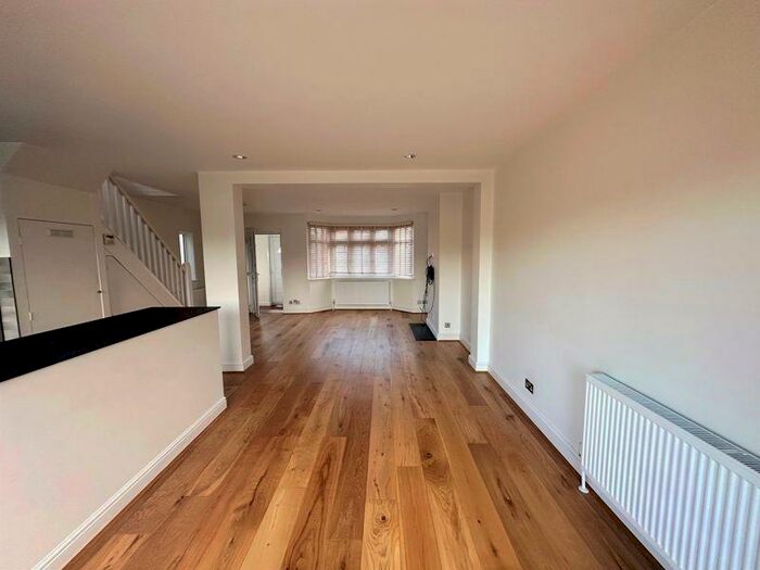 3 Bedroom Semi-Detached House To Rent In Sherrards Way, Barnet, EN5