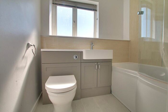 3 Bedroom Detached House For Sale In Kingfisher Close, Chatteris, PE16