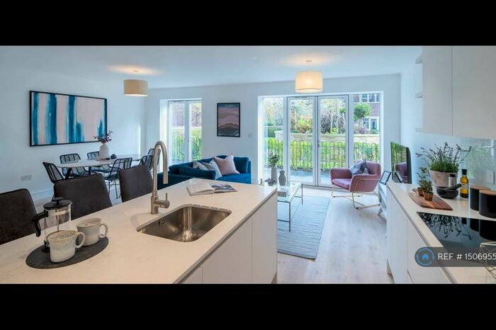 3 Bedroom Flat To Rent In High Road, London, N20