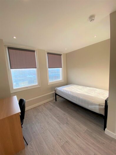 Studio To Rent In Room Available - Sunbridge Road, Bradford, BD1