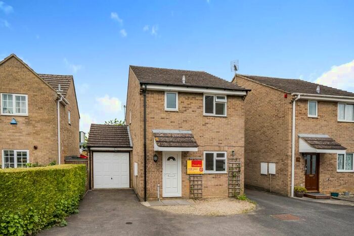3 Bedroom Link Detached House For Sale In Carterton, Oxfordshire, OX18