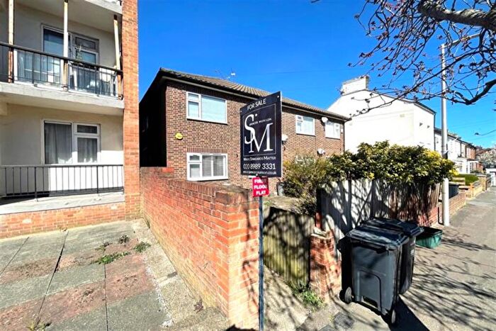 2 Bedroom Apartment For Sale In Albert Road, South Woodford, E18