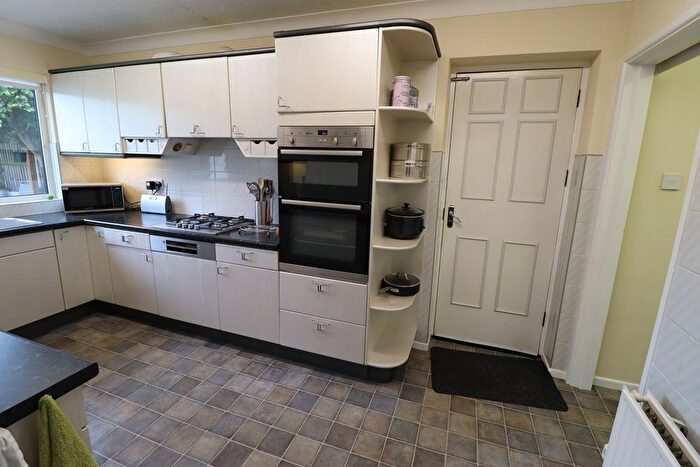 3 Bedroom Detached Bungalow For Sale In Warren Close, Rayleigh, SS6