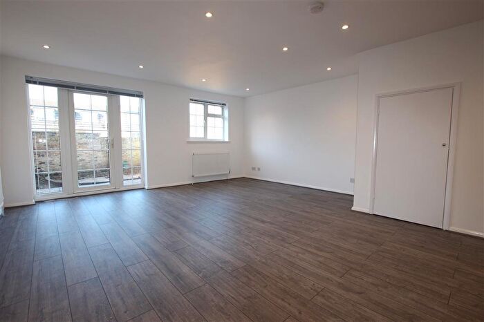 3 Bedroom House To Rent In Capstan Ride, Enfield, EN2