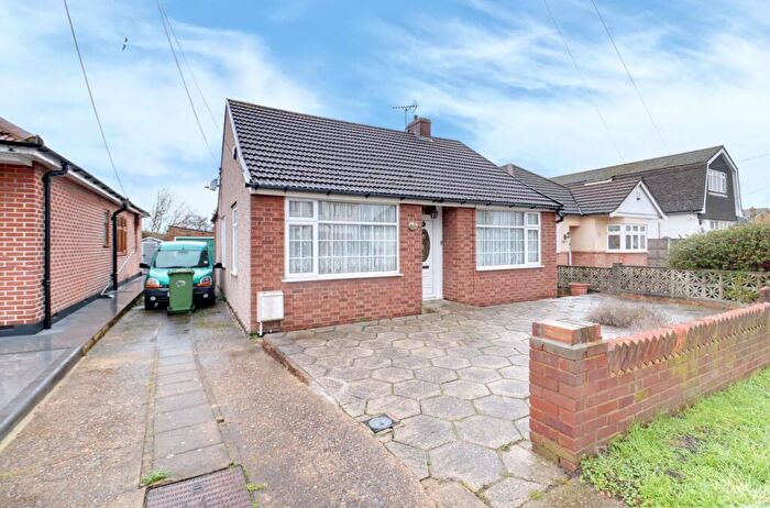 3 Bedroom Detached Bungalow For Sale In Parsonage Road, Rainham, RM13