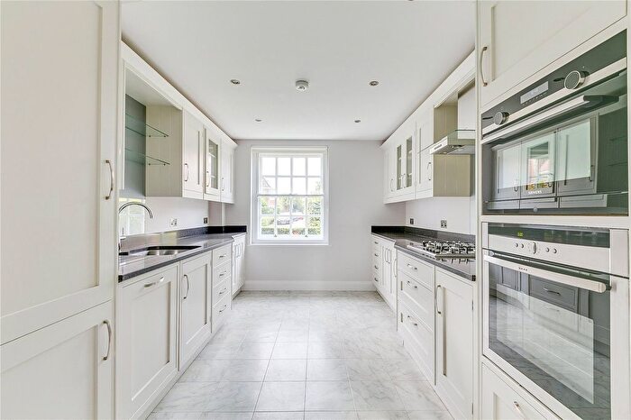 2 Bedroom Flat To Rent In South Square, Hampstead Garden Suburb, NW11