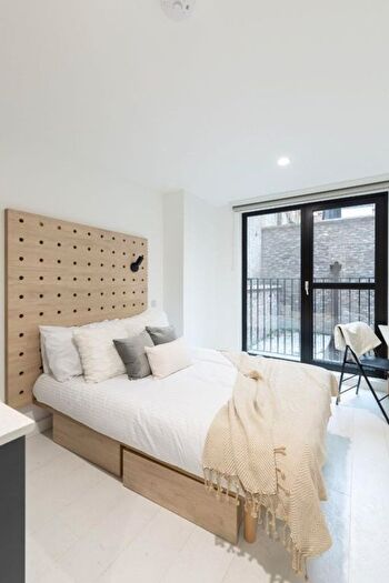 Studio To Rent In Commercial Road, London, E14