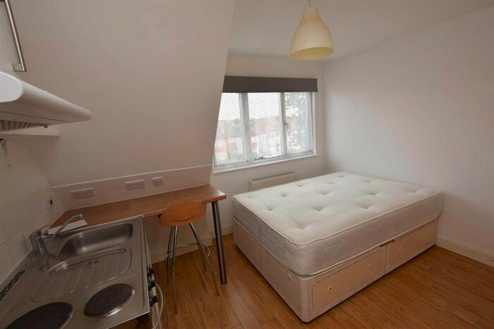 Studio To Rent In Golders Green Road, London, NW11