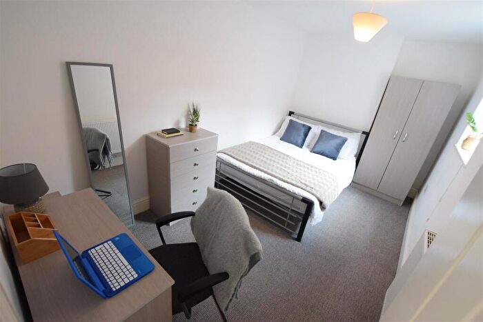 2 Bedroom Flat To Rent In Portland Street - Student Apartment - /, LN5