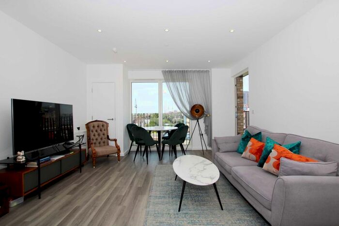 2 Bedroom Flat To Rent In Selbourne Avenue, Hounslow, TW3