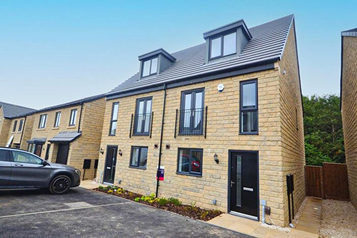 3 Bedroom Semi Detached House For Sale In Smithy Close, Lindley, HD3