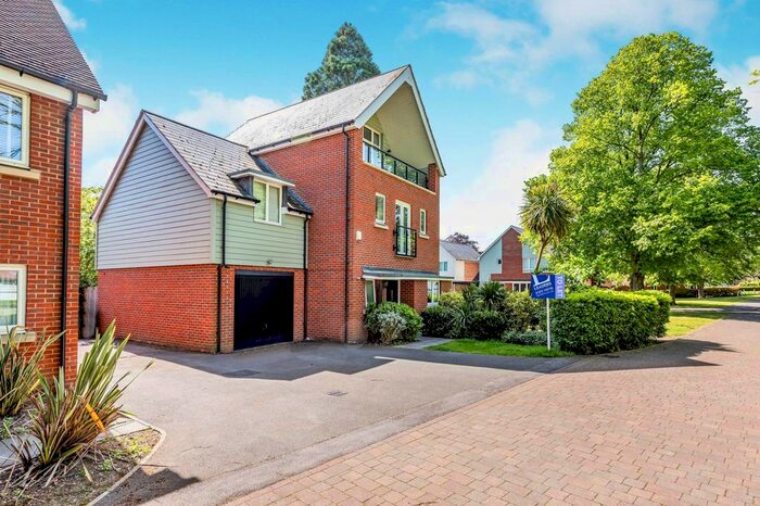 5 Bedroom Detached House To Rent In Redwood Drive, Epsom, KT19