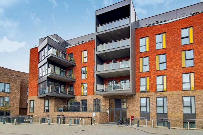 2 Bedroom Flat To Rent In Waleorde Road, Elephant And Castle, London, SE17