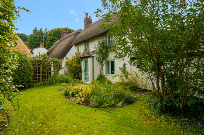 3 Bedroom Detached House For Sale In Clyffe Pypard, Swindon, SN4