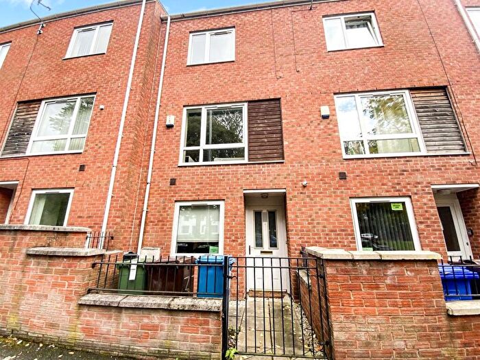 4 Bedroom House To Rent In Lauderdale Crescent, Grove Village, Manchester, M13