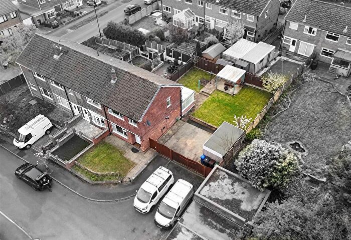 3 Bedroom End Terrace House For Sale In Binsted Close, Sheffield, S5