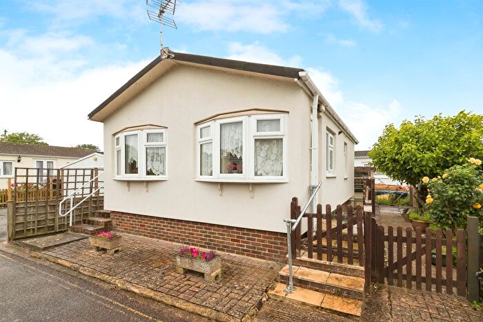 2 Bedroom Mobile/park Home For Sale In Laburnum Court, Smallfield, Horley, RH6