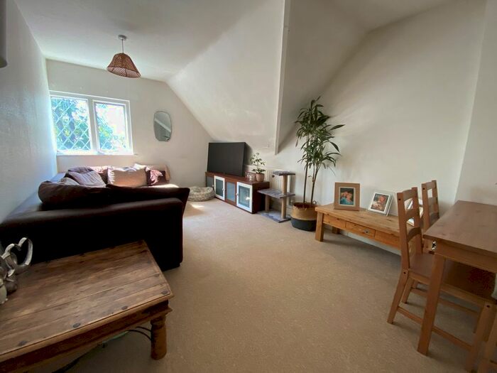 2 Bedroom Flat To Rent In Churchfield Road, Chalfont St. Peter, SL9