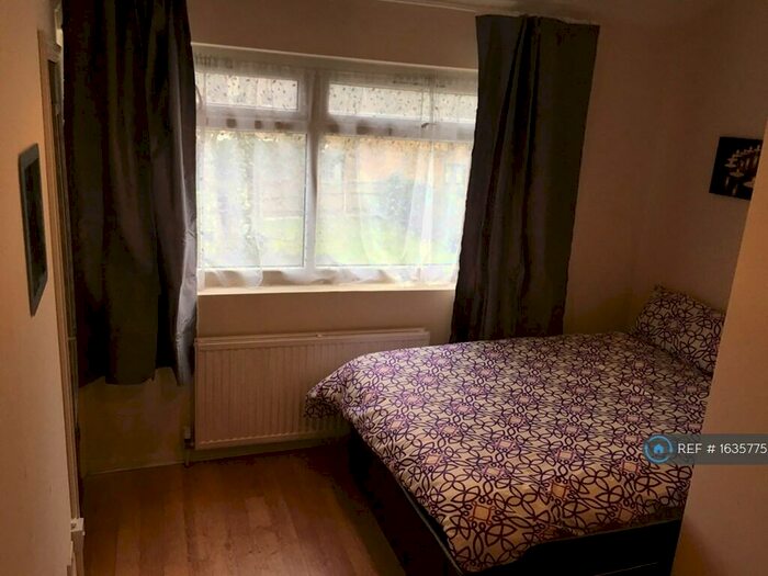Studio To Rent In Green Lanes, London, N4