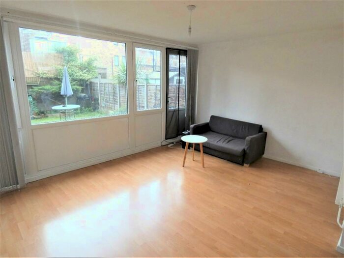 Houses to rent in Hitchin Square, London, E3