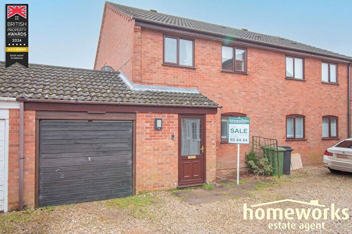 3 Bedroom Semi-Detached House For Sale In Oakwood Close, Dereham, NR19